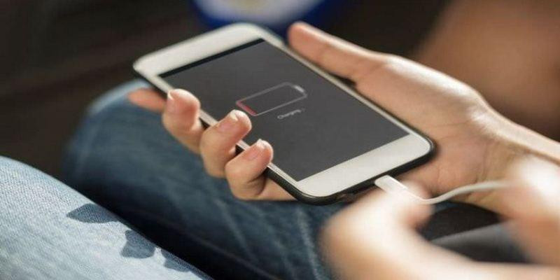Κι όμως, το κάνεις λάθος: Γιατί δεν πρέπει να φορτίζουμε το κινητό μας το βράδυ